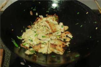 下豆腐，加盐加点水，炒完起锅完成