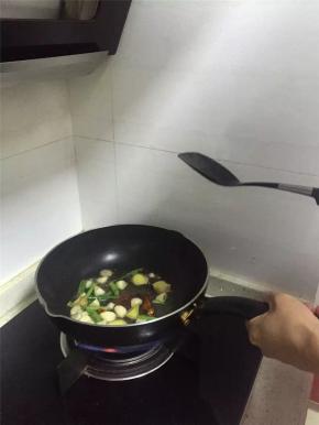 锅内加入食用油若干，可根据个人喜欢增减。放入葱姜蒜等爆香。
