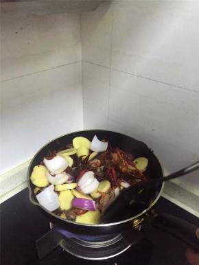 放入小龙虾翻炒5分钟左右，在加入洋葱、土豆等辅料翻炒5分钟。