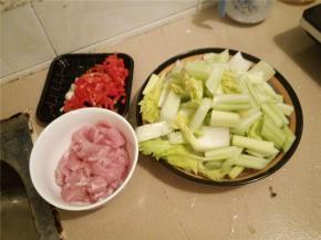 食材洗干净切好备用