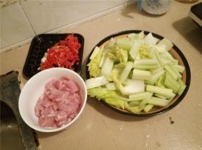 食材洗干净切好备用