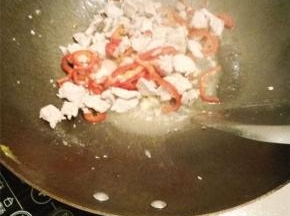 开火热锅放油，先把瘦肉爆炒好（同时把切好的蒜粒和辣椒加入一起炒）