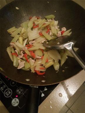 待瘦肉熟透，加入已准备好的西芹，一起煸炒（朋友们也可以在出锅前加入各种调味料）