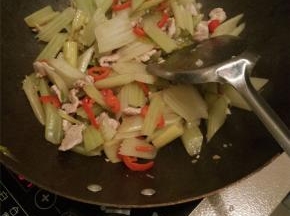 待瘦肉熟透，加入已准备好的西芹，一起煸炒（朋友们也可以在出锅前加入各种调味料）