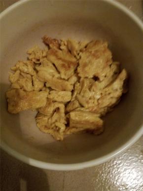 鸡蛋加盐打散，同时加入盐油，小火煎好，切成小块