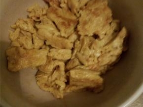 鸡蛋加盐打散，同时加入盐油，小火煎好，切成小块