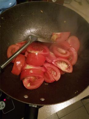 锅内加油烧热，加入番茄炒软