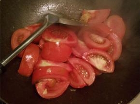 锅内加油烧热，加入番茄炒软
