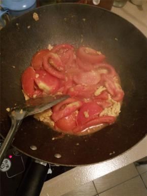 加入蛋块一起翻炒（想要多点番茄汁的朋友可以加点水）