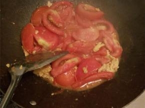 加入蛋块一起翻炒（想要多点番茄汁的朋友可以加点水）