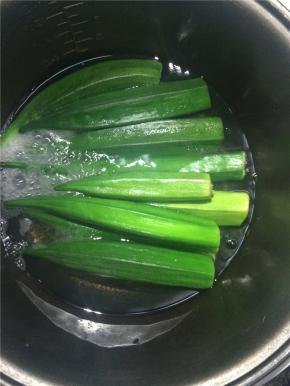 秋葵洗净焯水并且稍微煮两三分钟