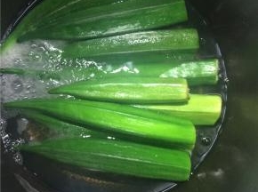 秋葵洗净焯水并且稍微煮两三分钟