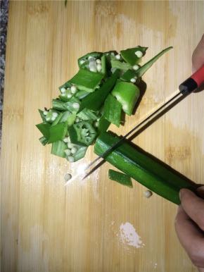 鸡蛋加盐打散，秋葵捞起切段（最好选能秋葵，容易切段。我选了比较老的秋葵，所以切散了）