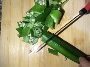 鸡蛋加盐打散，秋葵捞起切段（最好选能秋葵，容易切段。我选了比较老的秋葵，所以切散了）