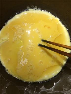 锅内加油烧热，加入鸡蛋炒熟并把鸡蛋铲碎（我用电饭锅所以只能起锅的时候铲碎）