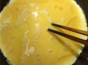 锅内加油烧热，加入鸡蛋炒熟并把鸡蛋铲碎（我用电饭锅所以只能起锅的时候铲碎）