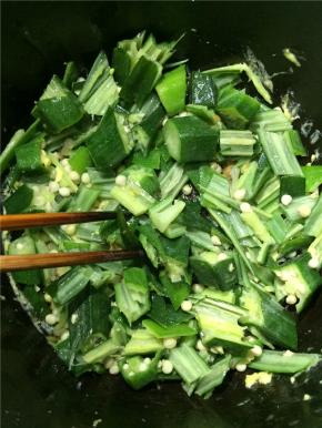 锅内加油炒热并加入秋葵煸炒