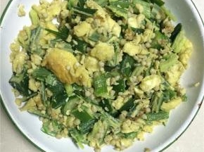 加入鸡蛋炒开，最好加盐起锅