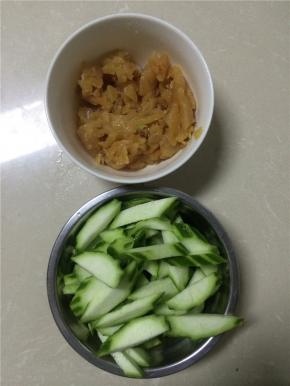 丝瓜丝瓜去皮切片，蒜拍扁，肉丝放生抽和盐稍作腌制
