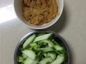 丝瓜丝瓜去皮切片，蒜拍扁，肉丝放生抽和盐稍作腌制