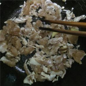 把大蒜倒入热油锅爆香，加入肉片翻炒