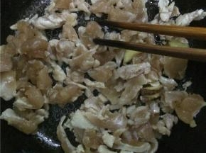 把大蒜倒入热油锅爆香，加入肉片翻炒