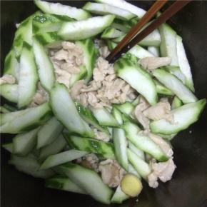 肉片炒至6成熟加入丝瓜翻炒均匀