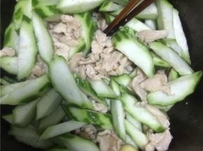 肉片炒至6成熟加入丝瓜翻炒均匀