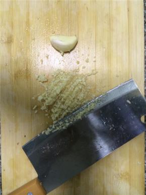 大蒜剁成蒜蓉