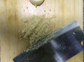 大蒜剁成蒜蓉