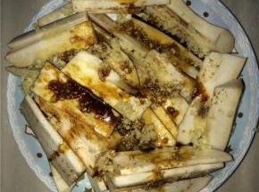 把蒜蓉、盐、食用油、生抽倒进茄子里涂抹均匀后放进锅里蒸