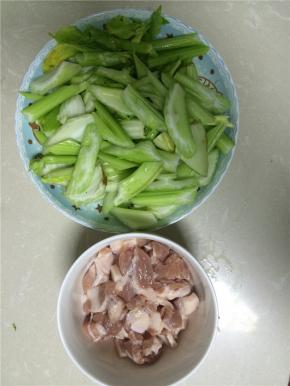 将西芹斜刀切块，肉切成片