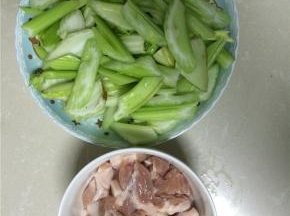 将西芹斜刀切块，肉切成片