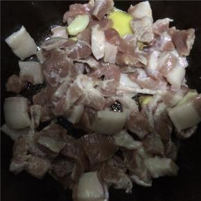 将姜丝、大蒜倒入热油锅爆香，加入肉片翻炒