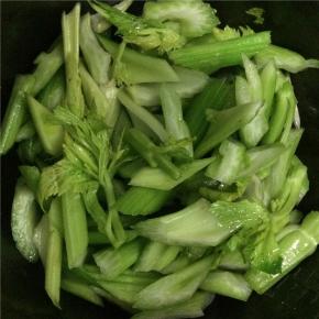 炒好肉片起锅，倒入西芹翻炒