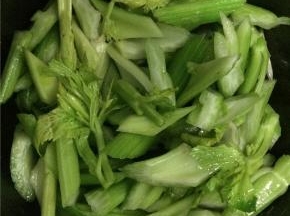 炒好肉片起锅，倒入西芹翻炒