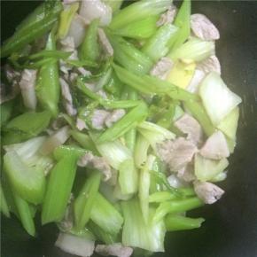 西芹炒至七成熟后倒入肉片一起翻炒均匀，加入生抽和盐