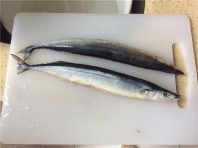 将秋刀鱼洗净切段备用