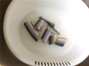 炒锅内倒入少许油，微热即可