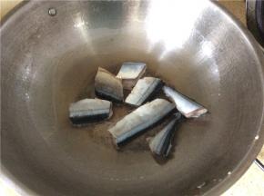 倒入切好的秋刀鱼煎3-5分钟，5分钟翻面再煎至变色