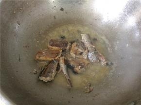 再倒入少许开水没过秋刀鱼，调中小火盖上锅盖焖5分钟