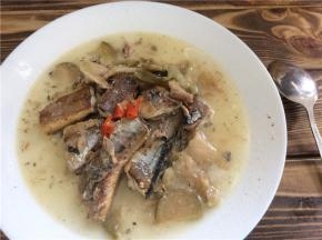 第一次开盖加入准备好的盐翻几下  再盖上锅盖继续收汁直到收到汁浓色亮粘稠时，便可乘盘上桌