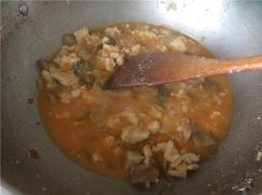 榨菜入锅与肉丁炒熟