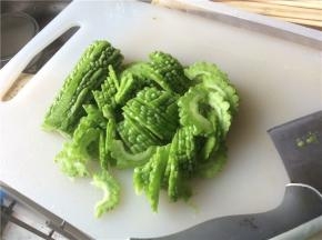 炒锅内倒入少许油，微热即可，放置一边空烧一会，将苦瓜切片备用