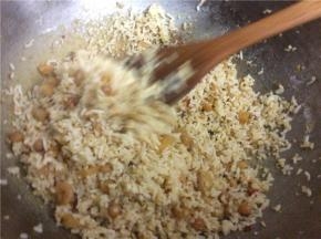 倒入米饭翻炒，米饭充分散开后，加入炒熟的榨菜肉丁入内