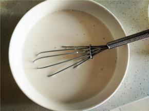 锅内先烧水，然后将粘米粉、糯米粉、澄粉、糖粉放入大碗中混合，加入牛奶，搅拌均匀后过筛检查是否有没拌匀的颗粒。