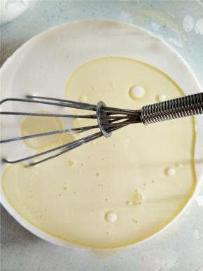 倒入玉米油，加入炼奶，搅拌均匀，让油和牛奶糊充分混合。这个过程大致需要1-2分钟。