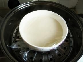 冰皮面糊盖一层保鲜膜，防止水分滴入，放入蒸锅（已烧开热水），中火蒸30分钟左右，将冰皮面糊蒸透。。