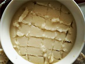 蒸好的面糊上有一层浮油，要将其揉进面团。由于刚蒸好冰皮比较热，故用筷子划开加快散热。