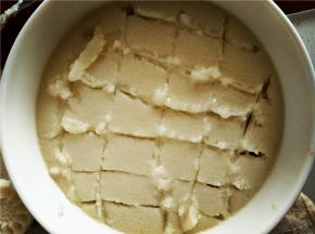 蒸好的面糊上有一层浮油，要将其揉进面团。由于刚蒸好冰皮比较热，故用筷子划开加快散热。